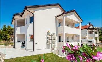 2 bedroom nice apartment in Banjol 3