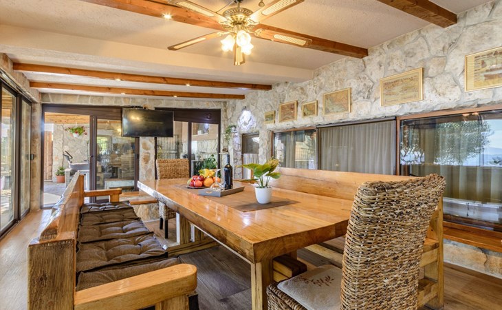 Villa mit vier Schlafzimmern und beheiztem Pool 1