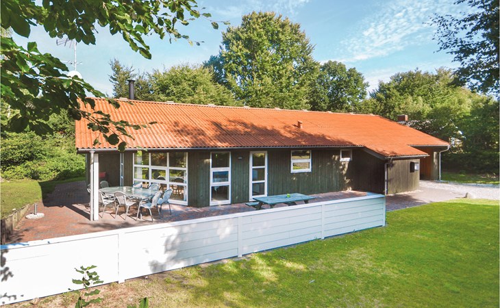 Amazing home in Glesborg with kitchen 1