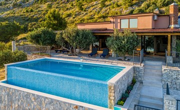 Villa mit vier Schlafzimmern und beheiztem Pool 3