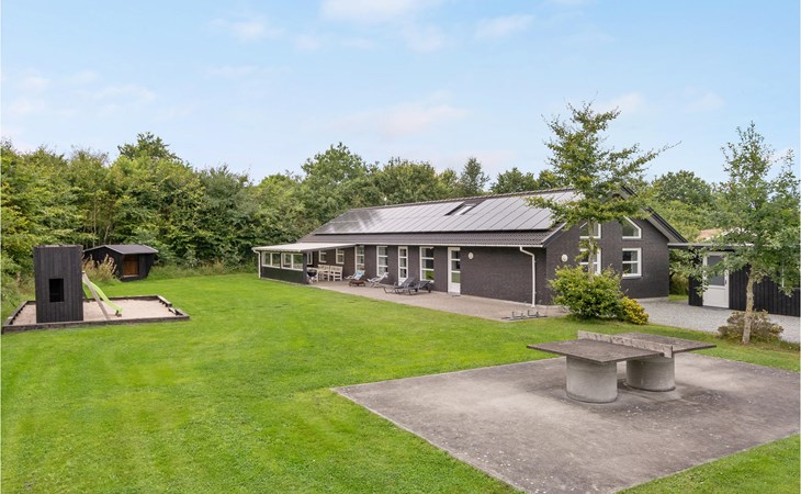 4 bedroom lovely home in Oksbøl 1