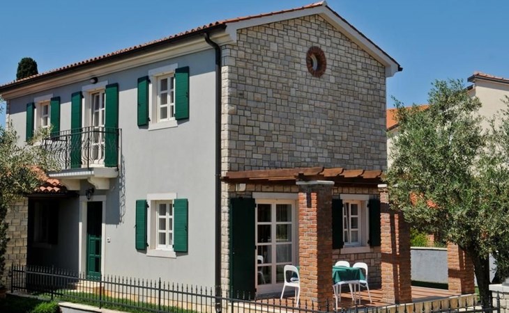 Großzügiges Ferienhaus mit Pool und Sonnenterrasse 1