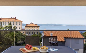 Modernes Apartment in Crikvenica mit Gemeinschaftspool 2