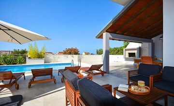 Nice home in Podstrana with private swimming pool, can be inside or outside 2