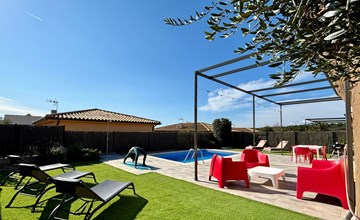 Modernes Einfamilienhaus mit Pool 2