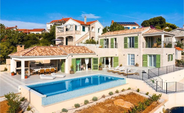 Nice home in Splitska 1