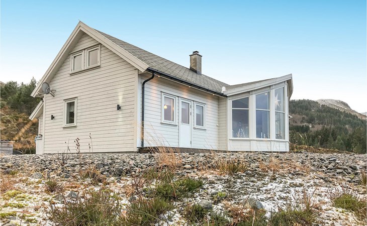 Lovely home in Stadlandet 1