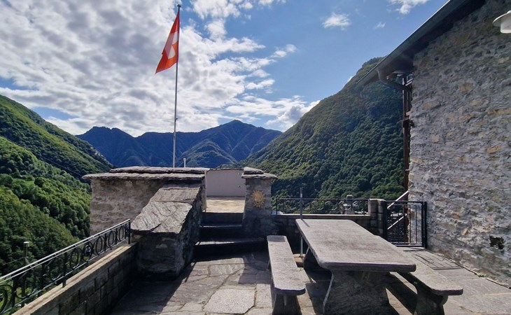 Chalet in den sonnigen Schweizer Südalpen 1