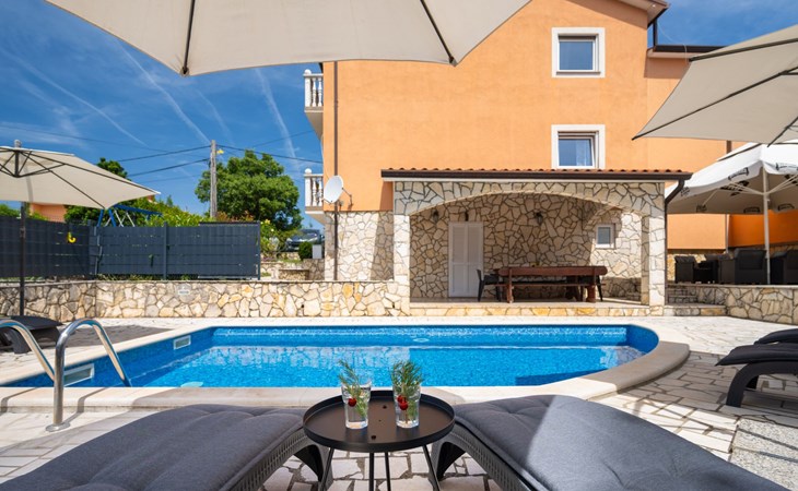 Villa Fortuna für bis zu 9 Personen und mit beheiztem Aussenpool 1