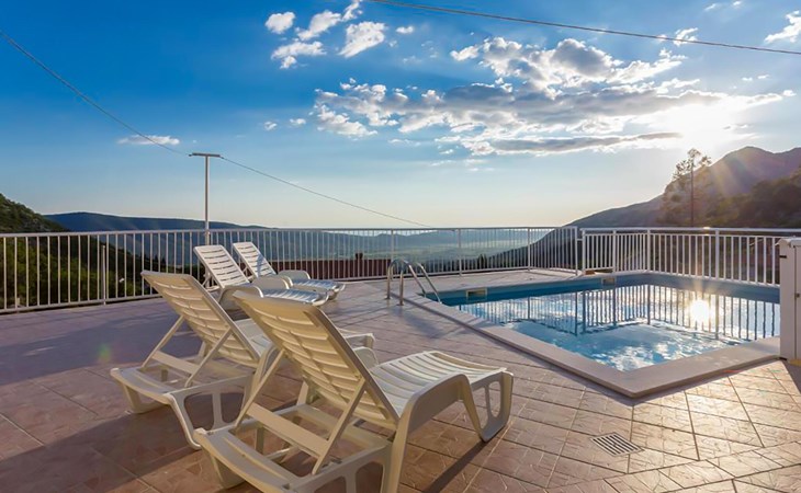 Awesome home in Gruda 1