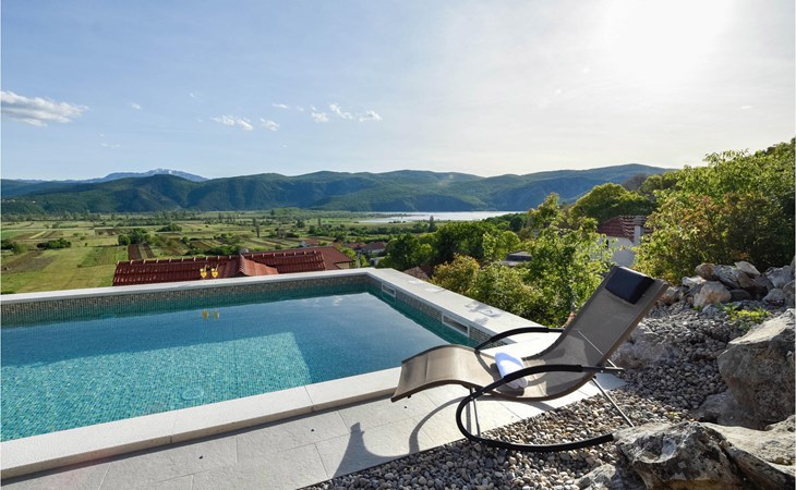 Stunning home in Donji Prolozac 1