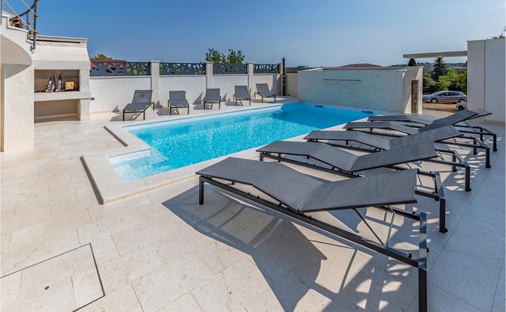 5 bedroom cozy apartment in Banjole 1