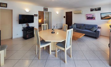 Beautiful home in Nébian with WiFi 3