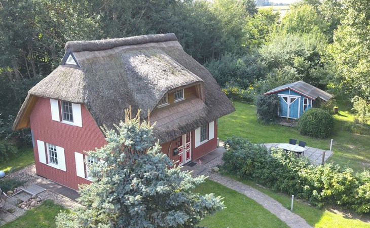 Idyllisches Reetdachhaus mit großem Garten 1
