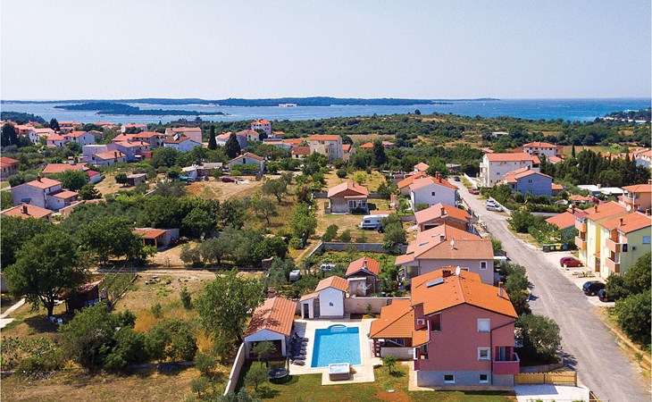 8 bedroom awesome home in Pula 1