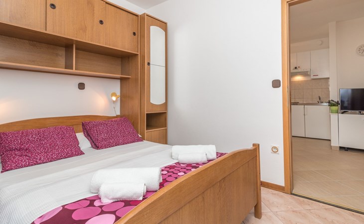 Voll ausgestattete Wohnung mit einem Schlafzimmer und Garten 1