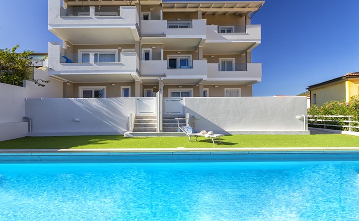 La terrazza sulla piscina 1