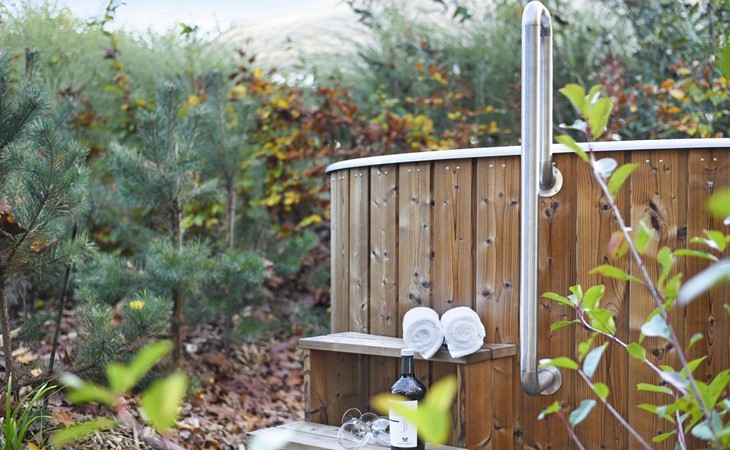 Luxus Lodge mit Hot Tub am Wasser 1