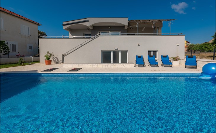 5 bedroom cozy home in Vrsi 1