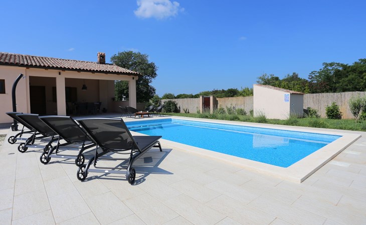 Haus Nina mit beheiztem Schwimmbad 1