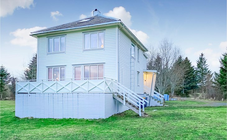 Cozy home in Harøy with house sea view 1