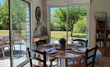 Charmantes Holzhaus in einer grünen Umgebung 2