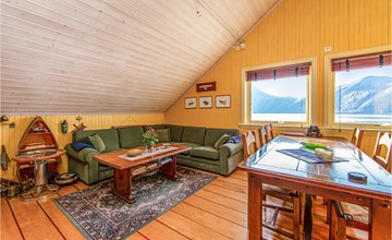 Beautiful home in Hundeidvik 3