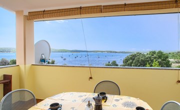 Schöne Wohnung in Medulin mit Möbliertem Balkon 2