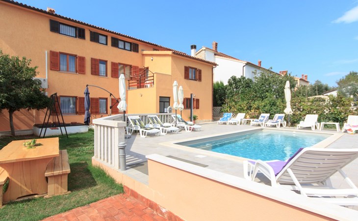 Haus in Vinkuran mit Pool und Bergblick 1