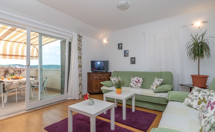 "Emelie" mit Blick auf das Wasser 1