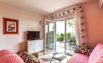 Amazing apartment in Makarska with house sea view 2