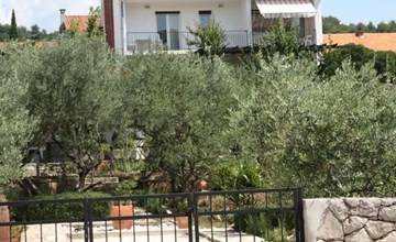 Tihana mit mediterranem Garten 2