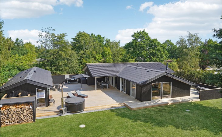 5 bedroom amazing home in Glesborg 1