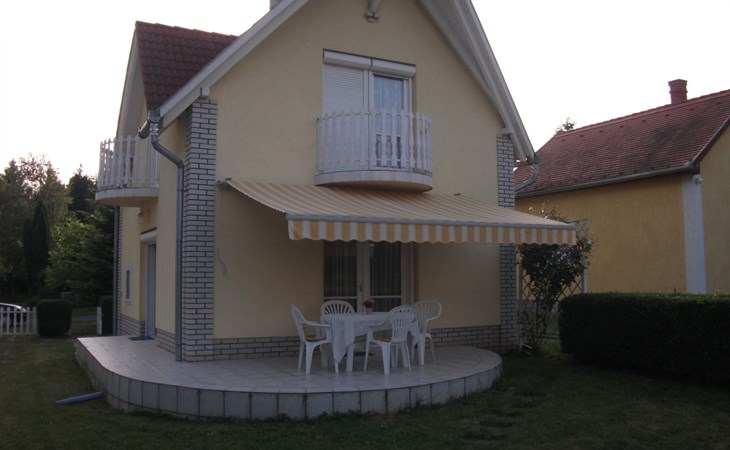 mit Terrassen, Balkonen sowie Parkplatz 1