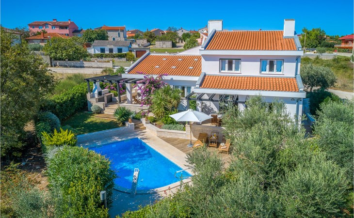 Gorgeous home in Liznjan with WiFi 1