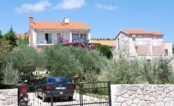 Tihana mit mediterranem Garten 3