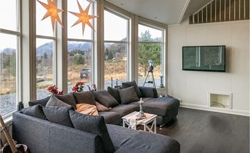 Lovely home in Stadlandet 3