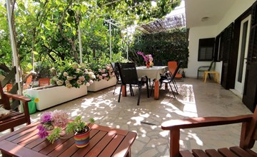 Karmen auf zwei Ebenen mit Garten 2