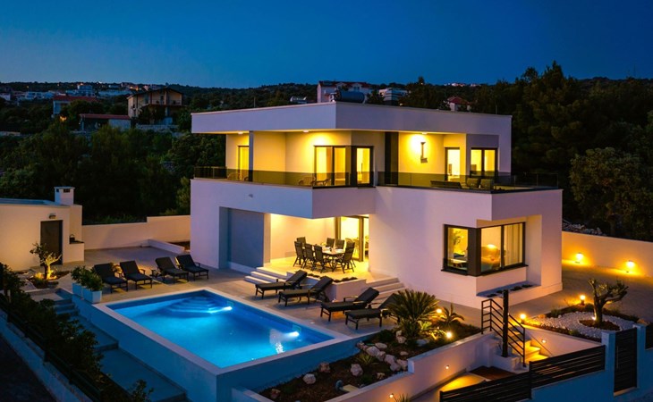 Luxuriöse Villa Dolce Vita direkt am Meer mit privatem Pool und Parkplatz 1