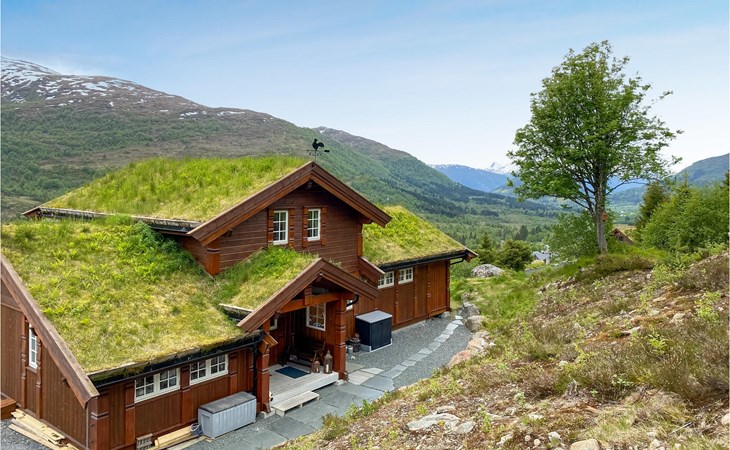 4 bedroom awesome home in Nordfjordeid 1