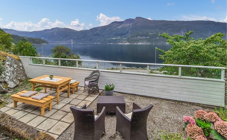 Awesome home in Eidfjord with house sea view 1