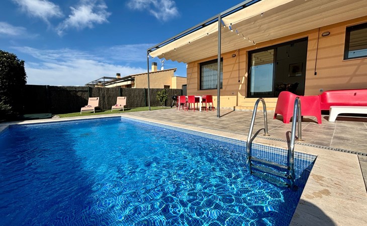 Modernes Einfamilienhaus mit Pool 1