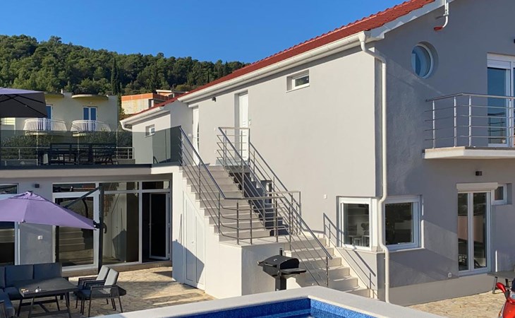 Modernes Ferienhaus mit eigenem Pool und Meerblick 1
