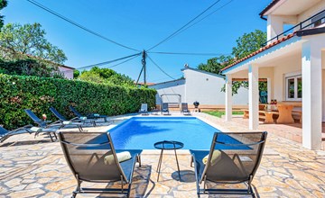 Villa mit Garten, Grill und Terrasse 2