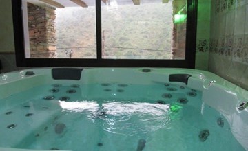 Haus mit integrierter Felswand und Jacuzzi 3