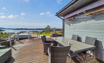 Beautiful home in Fitjar with house sea view 3