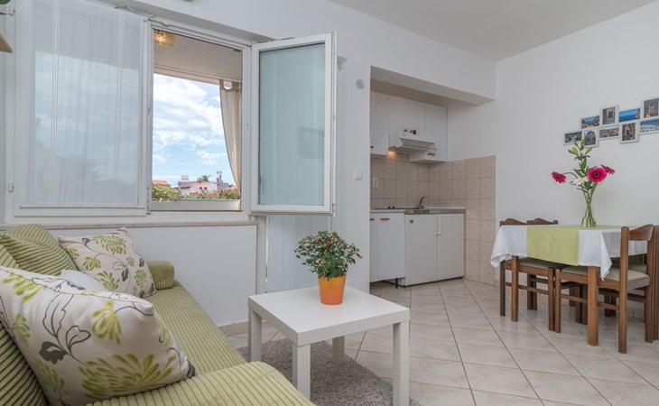 Voll ausgestattete Wohnung mit zwei Schlafzimmern und Balkon 1