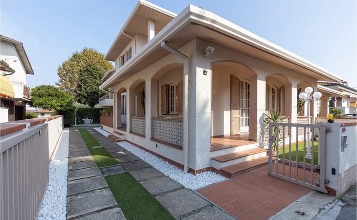 Gorgeous home in Viareggio with kitchen 1