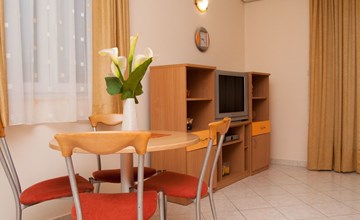 Modern eingerichtete Ferienwohnung orange 3