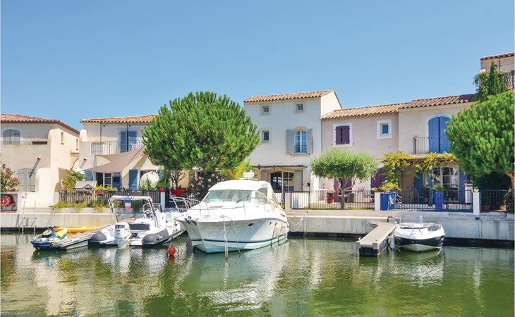 Nice home in Aigues-Mortes with kitchen 1